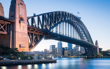 Obraz premium Sydney Harbour Bridge with City Skyline Sunrise Background