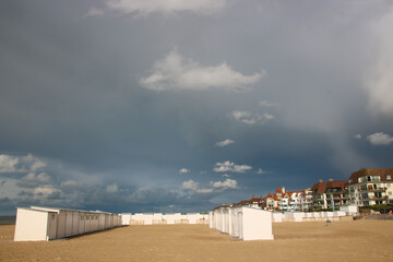 Knokke-Heist est une station balnéaire de tourisme située sur la côte belge, à la frontière avec les Pays-Bas. Elle est connue pour sa plage et ses cabines de plage