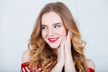 Naklejka premium An Elegant and Striking Portrait of a Young Woman with Beautiful Wavy Hair and Bold Makeup