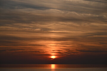 Die Nordsee bei Büsum - dramatisch schöner Sonnenuntergang mit Spiegelung auf dem Wasser und dem...