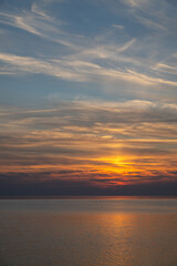 Die Nordsee bei Büsum - dramatisch schöner Sonnenuntergang mit Spiegelung auf dem Wasser und dem Watt