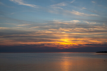 Die Nordsee bei Büsum - dramatisch schöner Sonnenuntergang mit Spiegelung auf dem Wasser und dem Watt