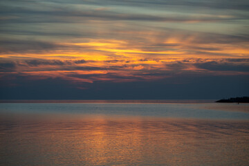 Die Nordsee bei Büsum - dramatisch schöner Sonnenuntergang mit Spiegelung auf dem Wasser und dem Watt