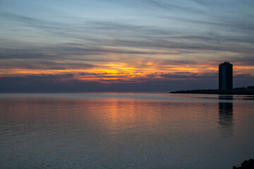 Die Nordsee bei Büsum - dramatisch schöner Sonnenuntergang mit Spiegelung auf dem Wasser und dem Watt