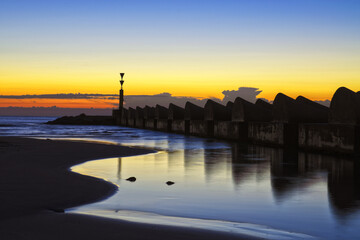 siluetas al amanecer en la costa. 