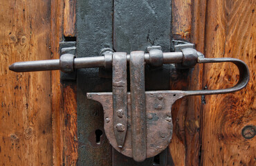 cerradura y candado antiguo sobre puerta de madera