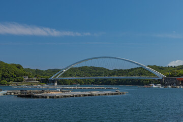 Obraz premium 日本 三重県鳥羽市の生浦湾に架かる麻生の浦大橋