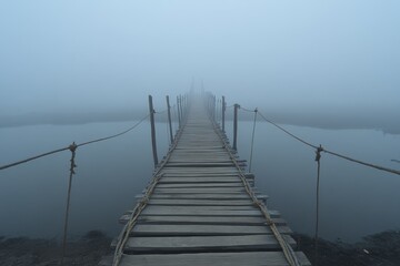 Obraz premium Mysterious foggy wooden bridge tranquil water