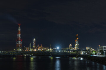 Naklejka premium 日本 三重県四日市市の大正橋から見える四日市コンビナートの工場夜景