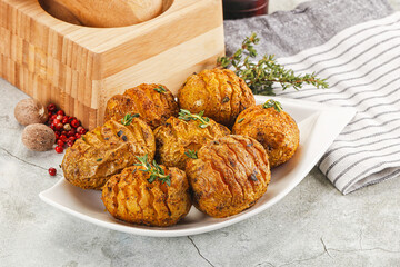 Baked baby potato with thyme
