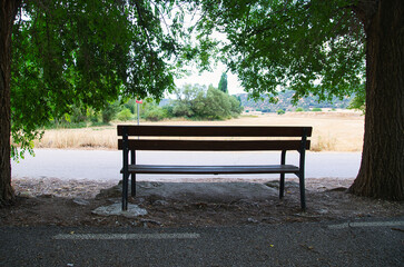 banco urbano ideal para un descanso en el campo