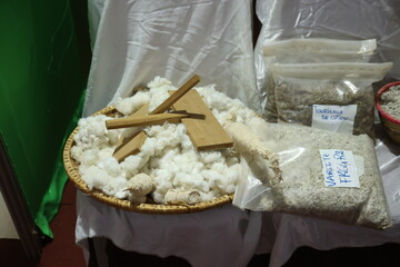 une exposition d du coton et le materiel servant de tissage de fils au salon du coton au Burkina Faso 