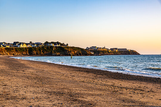 La plage de Donville et la p&eacute;ninsule de Granville, au couch&eacute; du soleil