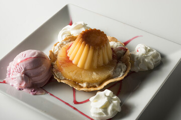 Flan sobre pi&ntilde;a con helado de fresa  nata montada