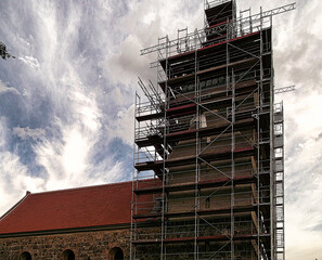 Fototapeta premium Das Gerüst am Kirchturm der evangelischen Kirche aus dem 13. Jahrhunderts