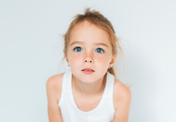 Naklejka premium Cute girl 4-5 year old posing in studio