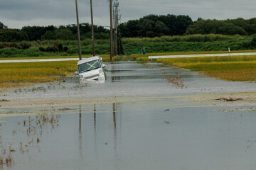大雨による洪水で浸水した乗用車