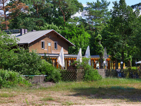 Traditionsreiches Wildrestaurant &bdquo;Gasthaus am Gorinsee&ldquo; in der Siedlung Gorinsee, Wandlitz OT Sch&ouml;nwalde, Barnimer Land, Brandenburg, Deutschland