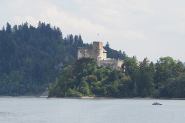 Zamek Dunajec w Niedzicy latem
