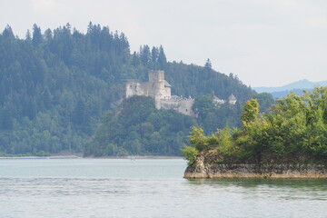 Zamek Dunajec w Niedzicy latem