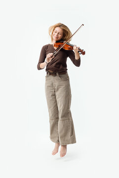 recommend clip art: Musician playing the violin and jumping