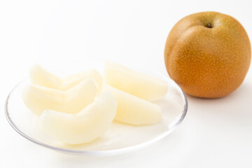 白背景にみずみずしい梨