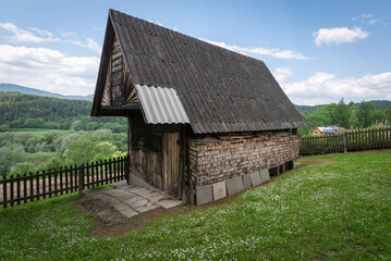 Zabudowania za grackokatolicką cerkiewią Zaśnięcia Bogarodzicy w Andrzejówce w Beskidzie Sądeckim © TM 360