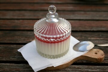 Panna cotta, ein italienisches Dessert aus gekochter Sahne, mit Erdbeersoße, schön in einem Glas...