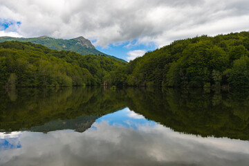 El embalse de Santa Fe en el Parque Natural del Montseny, Cataluña, refleja perfectamente las...