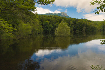 El embalse de Santa Fe en Montseny, Cataluña, refleja las nubes y el cielo azul en sus tranquilas...
