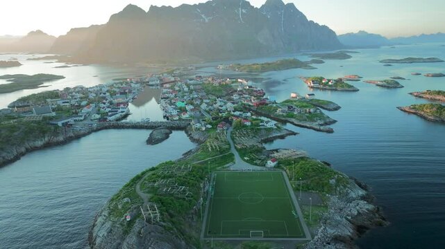 vue du ciel du stade de foot de Henningsv&aelig;r au soleil de minuit