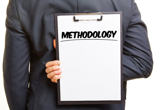 Gesch&auml;ftsmann h&auml;lt Klemmbrett mit &Uuml;berschrift Methodology