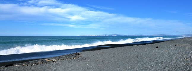 Long crashing waves on to the steep stoney beach of Napier © drewrawcliffe