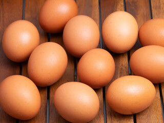 Huevos morenos de gallina sobre tabla de madera