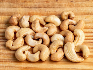 Anacardos tostados con sal sobre mesa de madera