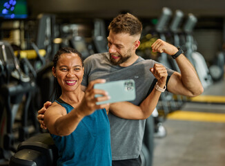 gym sport fitness exercise health woman training phone selfie coach trainer instructor personal photo portrait self posing camera healthy boyfriend girlfriend love