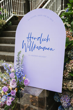 pinkes willkommenschild f&uuml;r hochzeit "herzlich willkommen"