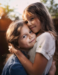Fototapeta premium zwei, kinder, knuddeln, sich, Geschwisterliebe, liebe, neu, halten, sich, im. arm, neu, close up, süss, haltend, sich, im, arm, drücken, kinder, zwei, geschwister, 2, lächelnd, kindheit, knuddeln, ad