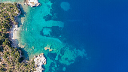Obraz premium Aerial top panorama view of ocean shore huge bizarre granite rocks boulders on tropical beach with turquoise azure water. Amazing rock cliff seascape and coastline Seychelles La Digue Island 