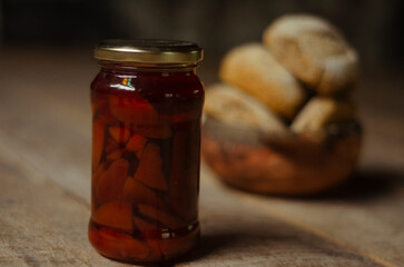 Hora del té: merienda rustica compuesta de té de hierbas, mermelada casera y pan integral en un ambiente calido y hogareño