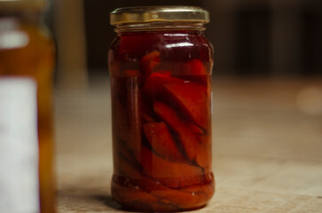 Frasco de  mermelada casera en un ambiente calido y hogareño