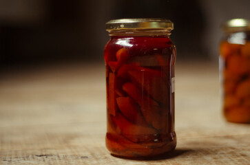 Frasco de  mermelada casera en un ambiente calido y hogareño