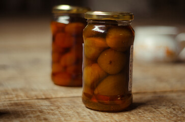 Frasco de  mermelada casera en un ambiente calido y hogareño