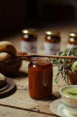 Hora del té: merienda rustica compuesta de té de hierbas, mermelada casera y pan integral en un ambiente calido y hogareño