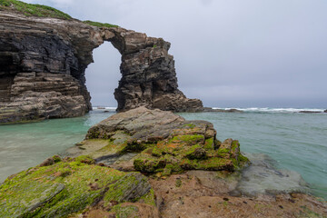 Rocas impresionantes, y la costa más tranquila.