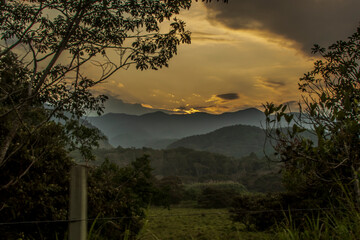 PAISAJE SELVA PERUANA NUBES ATARDECER MONTAÑAS PLANO GENERAL