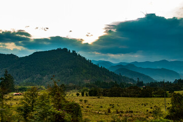 PAISAJE ATARDECER EN LA SELVA PERUANA MONTAÑAS CAMPO VERDE