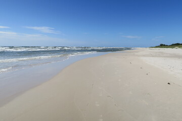 Ostseewellen brechen an diesem stürmischen und sonnigen Sommertag am Strand von Sandhammaren in der schwedischen Provinz Schonen. An diesem Strandabschnitt ist sonst niemand.