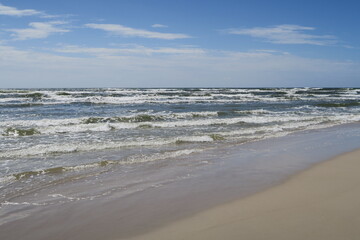 Starke Brandung am Strand von Sandhammaren in Ystad in Südschweden an einem windigen und sonnigen Sommertag