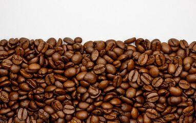 Obraz premium half screen coffee beans on a isolated white background